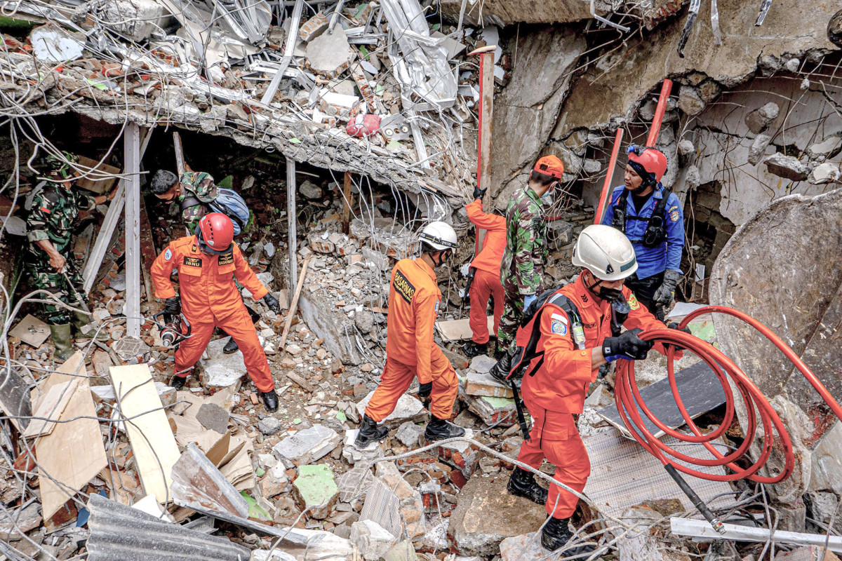 Aftershocks rock Indonesia as earthquake death toll rises