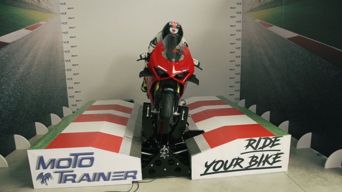 This $ 18,000 motorcycle simulator means track days throughout the year in your garage